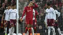 Memasuki babak kedua tepatnya di menit ke-52 tandukan Virgil van Dijk lagi-lagi hampir membuat Liverpool memimpin. Namun lagi-lagi aksi Emiliano Martinez menggagalkannya dan hanya menghasilkan sepak pojok. (AFP/Oli Scarff)