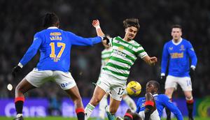 Gelandang Rangers, Glen Kamara (kanan), berebut bola dengan gelandang Celtic, Joao Pedro Neves Filipe (tengah), dalam pertandingan Liga Utama Skotlandia antara Celtic dan Rangers di Stadion Celtic Park, Glasgow, Skotlandia, pada 2 Februari 2022. (ANDY BUCHANAN / AFP)