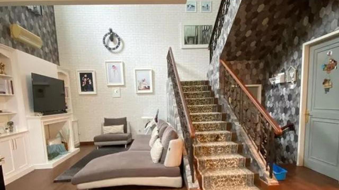 10 Potret Ruang Keluarga Rumah Fairuz A Rafiq dan Sonny Septian, Bergaya Classic Contemporary