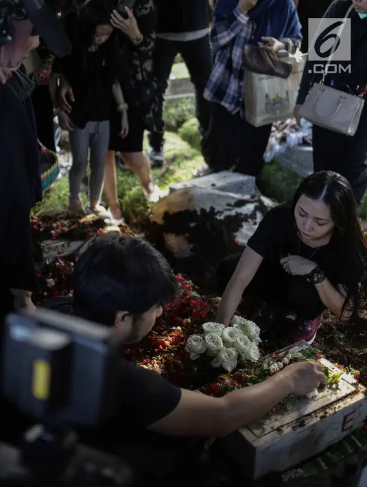 Kekasih almarhum Andika Putra Sahadewa, Nicky Santoso menaruh mawar di makam di TPU Sunan Giri, Rawamangun, Jakarta, Selasa (10/9). Bassist grup band Kerispatih, Andika Putra Sahadewa, meninggal dunia di usia 36 tahun. (Liputan6.com/Faizal Fanani)