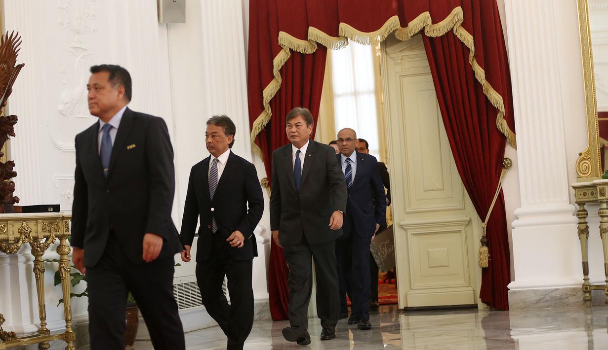 Delegasi FIFA-AFC saat bertemu Presiden Joko Widodo di Istana Negara, Jakarta, Senin (2/11/2015). Agenda  pertemuan ini membahas tentang solusi sepakbola Indonesia. (Bola.com / Nicklas Hanoatubun)