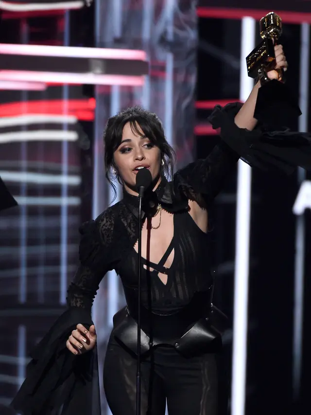 Camila Cabello Raih Achievement Award di Billboard Music Awards 2018