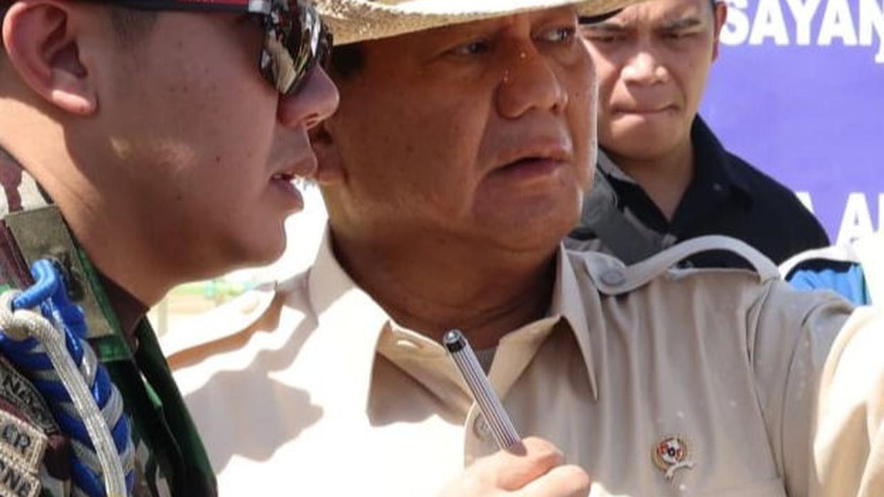 Dalam kunjungan itu, Prabowo turut memantau langsung perkembangan pembangunan Istana Negara dan mendengarkan paparan oleh Tim Kontruksi IKN di lapangan yang berkaitan dengan lokasi dilaksanakannya upacara HUT RI mendatang.&nbsp;<br>