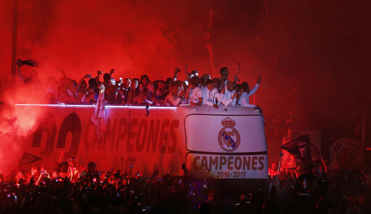 Para pemain Real Madrid bersama suporter merayakan keberhasilan mereka menjuarai La Liga Spanyol di Lapangan Cibeles, Madrid, (22/05/2017). Real Madrid meraih juara La Liga untuk ke-33 kalinya. (AP/Francisco Seco)