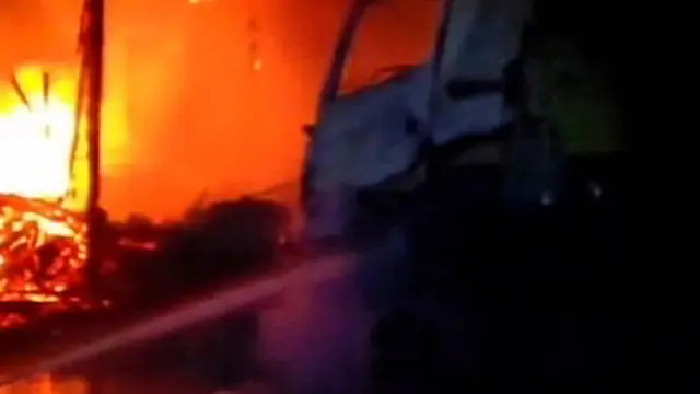 Sebuah Bengkel Mobil Ludes 'Dilalap' Api
