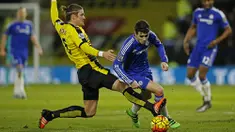 Gelandang Chelsea, Oscar, berusaha melewati hadangan pemain Watford, Sebastian Prodl, pada laga Liga Premier Inggris di Stadion Vicarage Road, Inggris, Kamis (4/2/2016). Kedua tim bermain imbang 0-0. (Reuters/John Sibley)