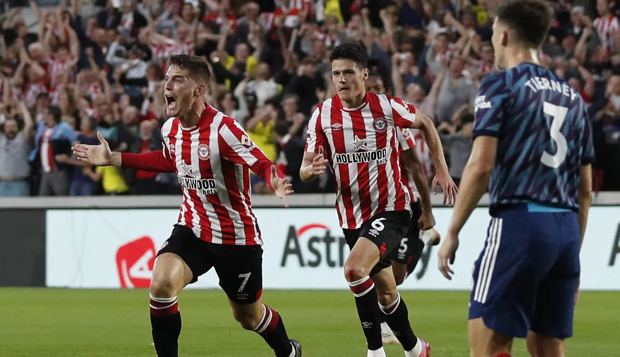 Sergi Canos. Sayap Spanyol berusia 25 tahun yang telah memperkuat Brentford sejak awal musim 2016/2017 ini menjadi pencetak gol pembuka di Liga Inggris musim 2021/2022 saat Brentford mengalahkan Arsenal 2-0 (14/8/2021). Ia menjadi pencetak gol pertama The Gunners dalam laga tersebut pada menit ke-22. Sementara gol kedua dicetak oleh Christian Norgaard pada menit ke-73. (AFP/Adrian Dennis)