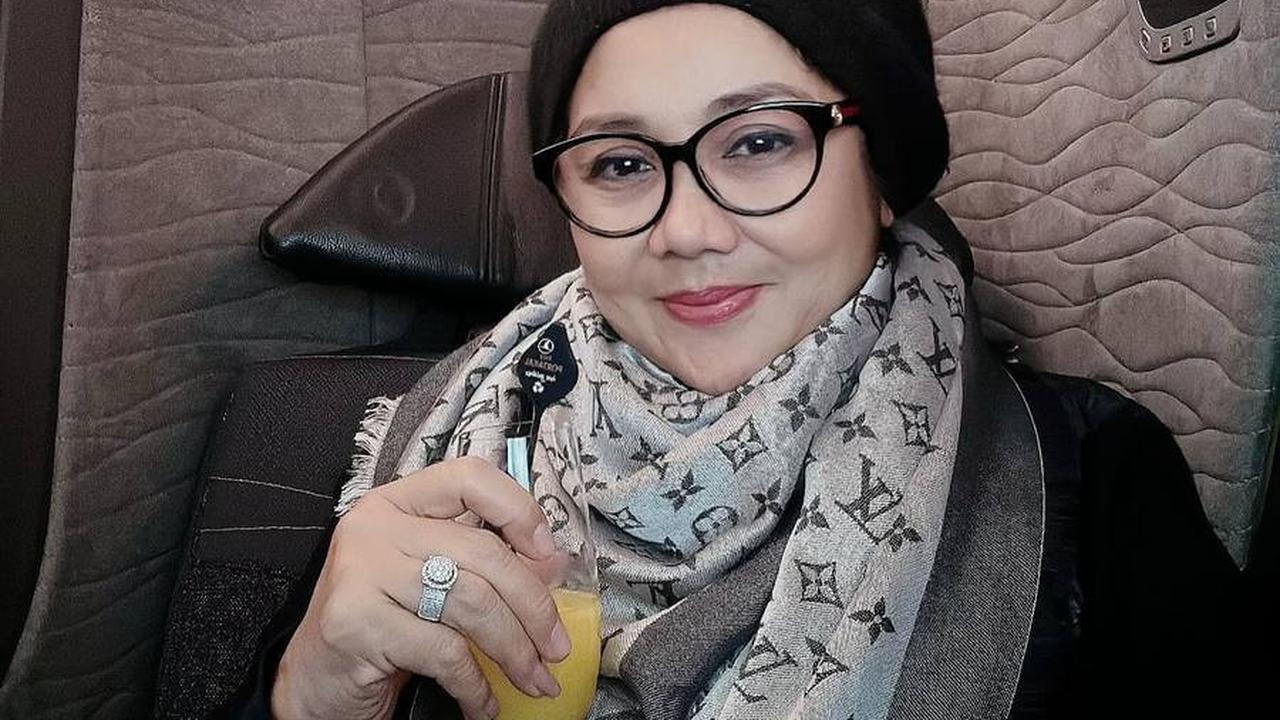 Pada kesempatan yang sama, Yora mengungkapkan bahwa Nikita sebenarnya merasa jenuh dengan pekerjaannya sebagai aktris. Namun Yora tidak menganggapnya sebagai masalah dan membiarkan Nikita untuk membuat keputusan sendiri.<br>