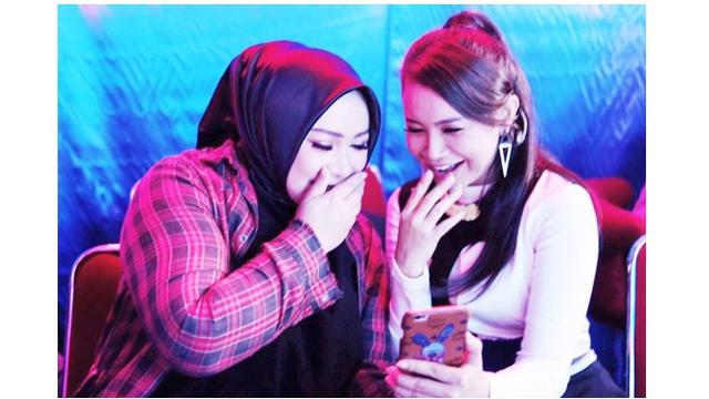 Persahabatan Rossa dan Melly Goeslaw.