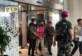 Don Ritto memakai rompi tahanan Kejagung. (Liputan6.com/Winda Nelfira).