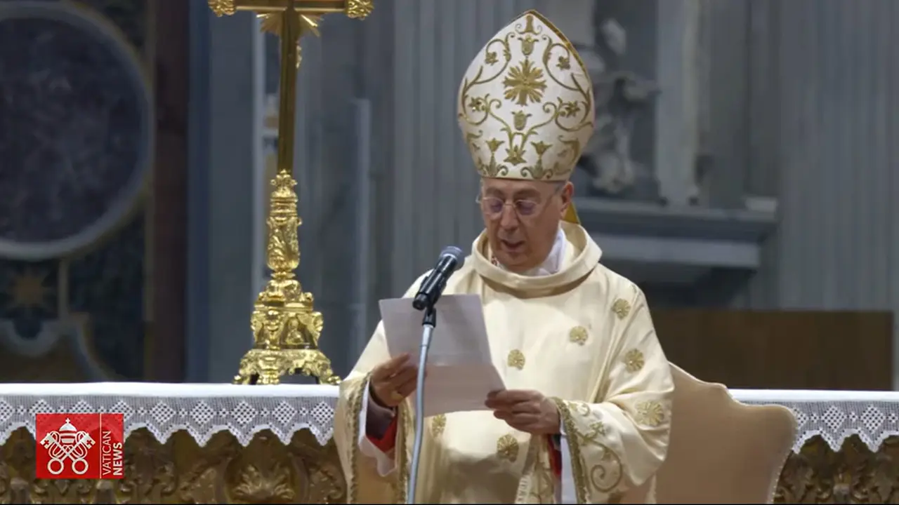 Kardinal Dominique Mamberti saat memimpin Misa Minggu Paskah di Basilika Santo Petrus. (Tangkapan Layar Youtube Vatican News)