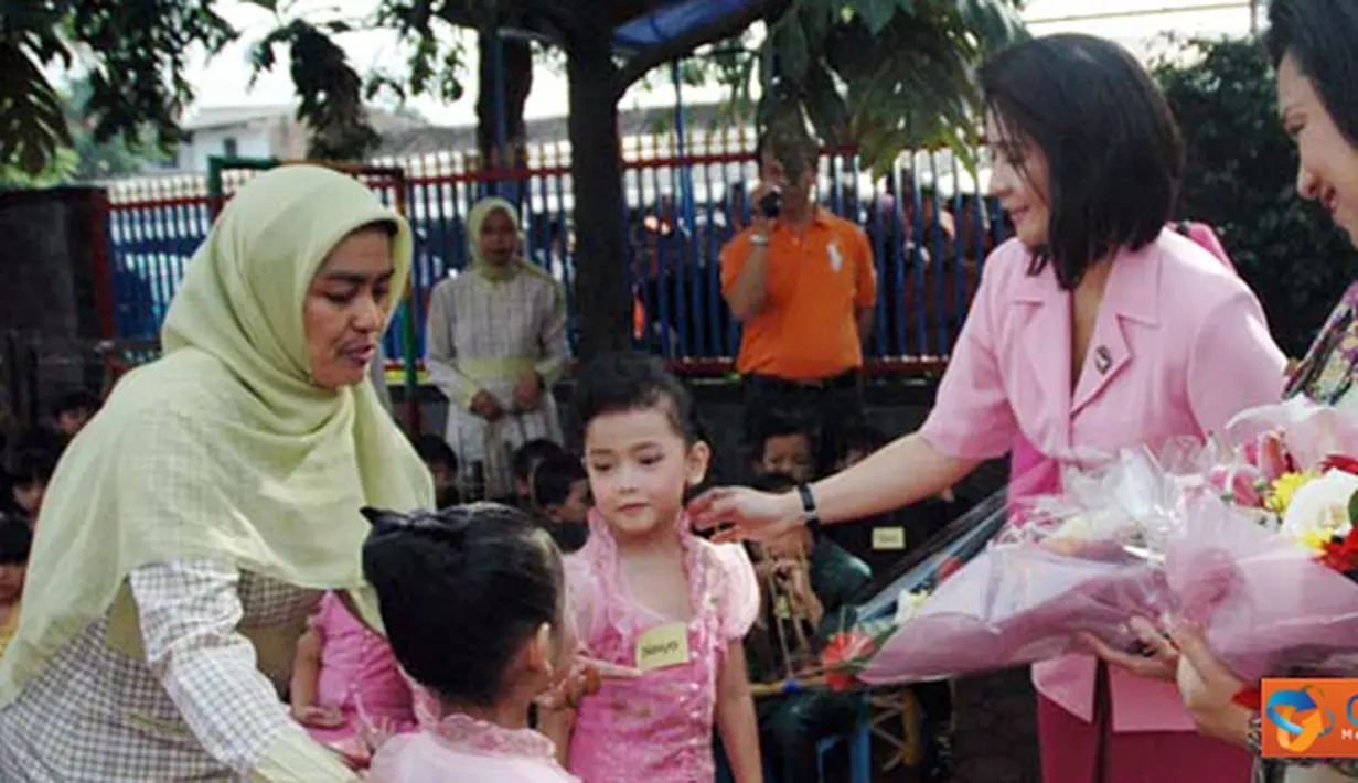 Citizen6, Bandung: Kepada anak-anak TK kemala Bhayangkari, Ny. Lia M. Munir  berharap agar anak-anak yang bersekolah di TK ini dapat menjadi pemimpin di masa yang akan datang. (Pengirim: Pendam3)