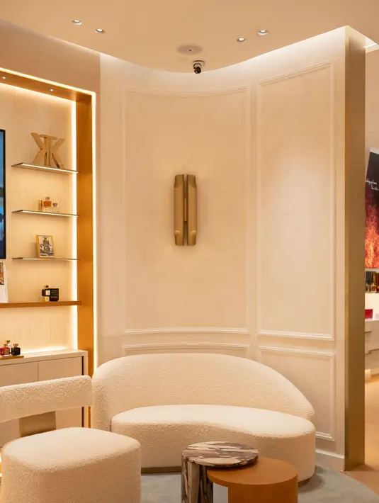 Dengan luas 70,49 m2, butik ini menjadi butik terbesar Maison di Asia. Dikemas dengan arsitektur khas Paris, material sensorik seperti batu kapur Lutetian, marmer, dan beton berlekuk diperkuat oleh detail kontras yang elegan dari emas dan kayu. / Foto dok: Maison Francis Kurkdjian.