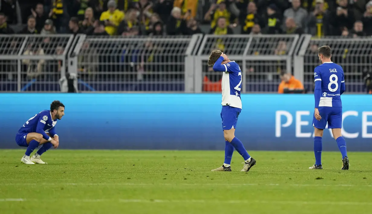 Para pemain Atletico Madrid tampak kecewa setelah ditaklukkan Borussia Dortmund  dalam duel leg kedua perempat final Liga Champions di Stadion Signal-Iduna Park, Rabu (17/4/2024).  (AP Photo/Martin Meissner)