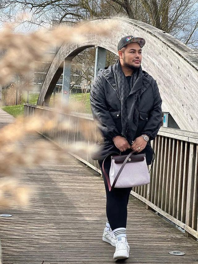 6 Potret Ivan Gunawan dengan Brewok Tebal dan Pipi Tirus, Banjir Pujian