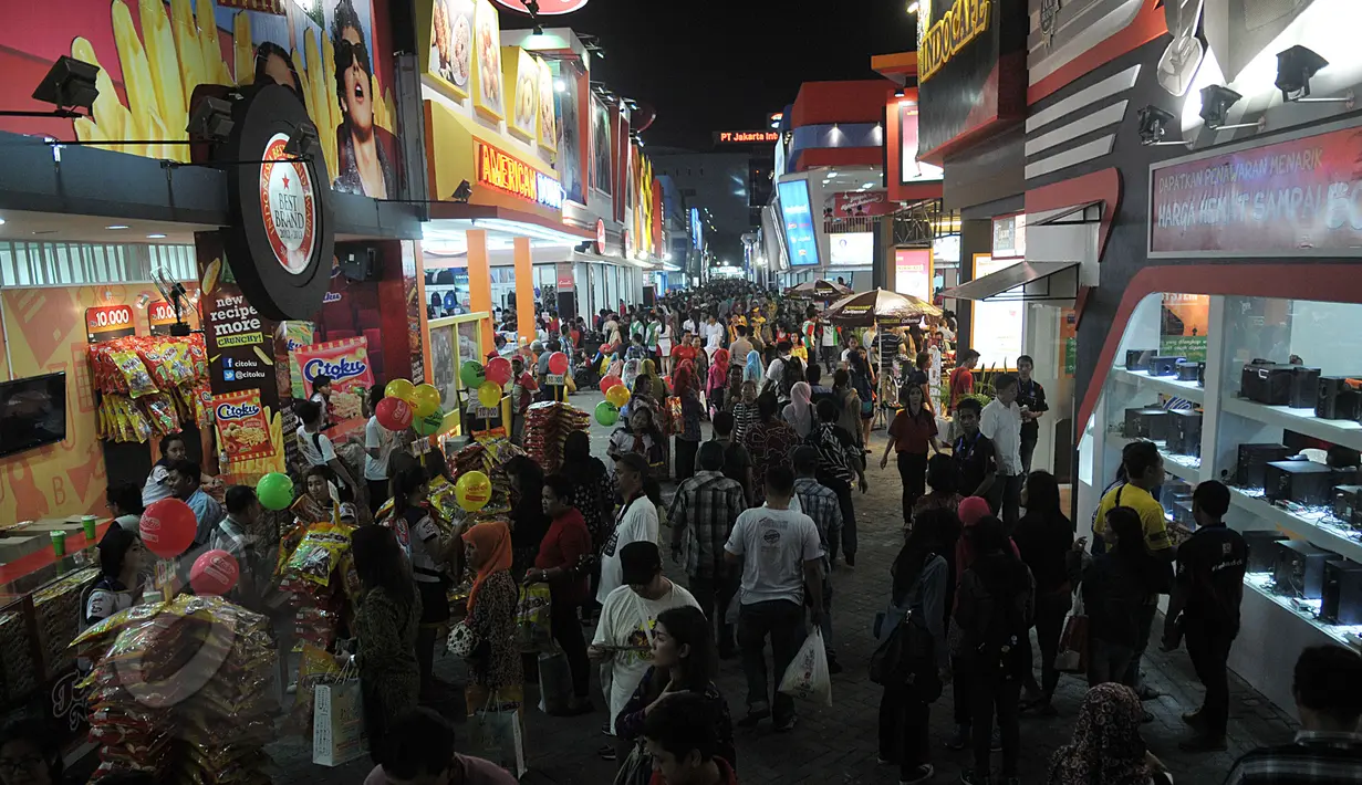 <p>Sejumlah pengunjung memadati acara pembukaan Jakarta Fair 2015 di Arena PRJ Kemayoran, Jakarta, Jumat (29/5). Jakarta Fair dalam rangka memperingati HUT Jakarta tersebut berlangsung hingga 5 Juli 2015. (Liputan6.com/Johan Tallo)</p>