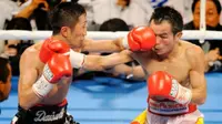 Pongsaklek Wonjongkam Membungkam Daisuke Naito pada 2002. (Asian Boxing)