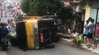 Truk sampah milik Dinas Lingkungan Hidup (DLH) Kota Bogor terguling di Jalan Prapatan Kayumanis, Kecamatan Tanah Sareal, Kota Bogor, Rabu (31/8/2022) sore. (Dok. Liputan6.com/Achmad Sudarno)