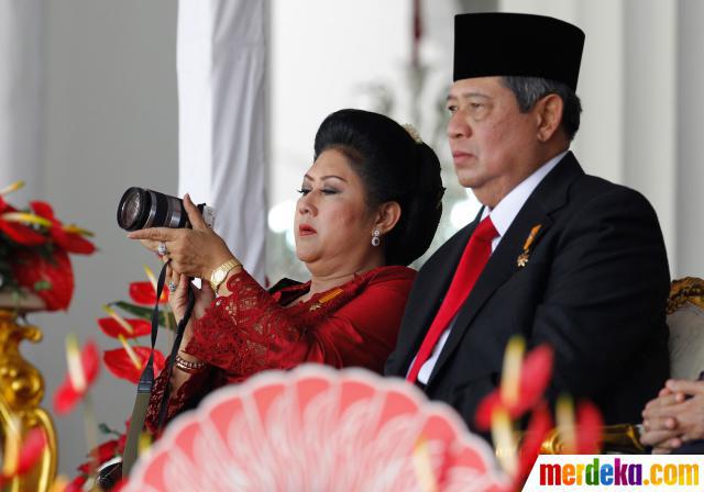 Kebaya merah dengan bordir dikenakan Ibu Ani saat upacara Kemeredekaan ke-67 Tahun 2012 | copyright Merdeka.com
