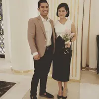 Terlihat lebih kompak dengan pasangan saat memakai outfit couple goals ini. (Sumber foto: therealdisastr/instagram)