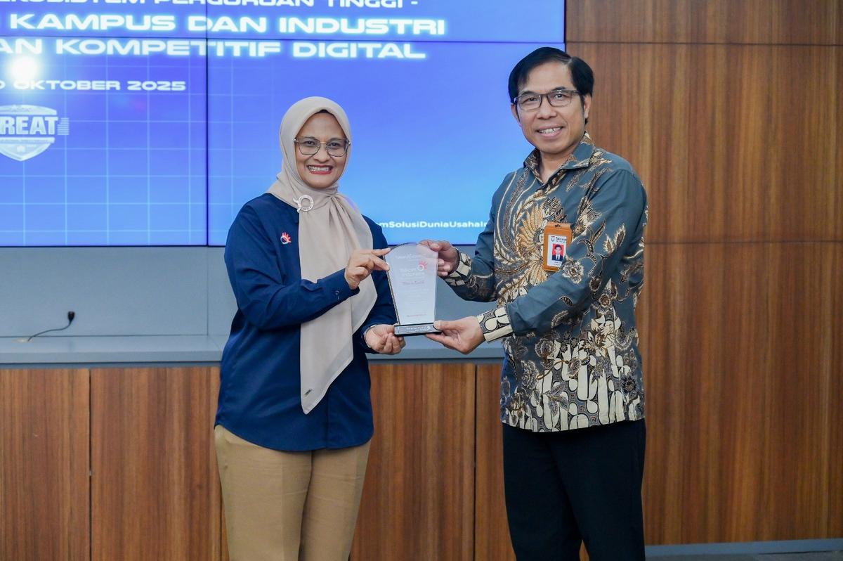 Direktur Utama Telkom Dian Siswarini saat memberikan pemaparan pada acara Seminar Telkom AI Connect