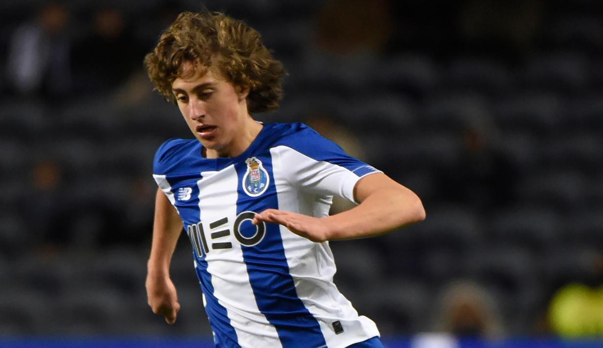 2. Fabio Silva (40 juta euro) - Wolverhampton resmi mendatangkan pemain berusia 18 tahun ini dari Porto pada bursa transfer musim panas. Wolverhampton menggelontorkan dana 40 juta euro untuk mendapatkan tanda tangan Fabio Silva. (AFP/Miguel Riopa)