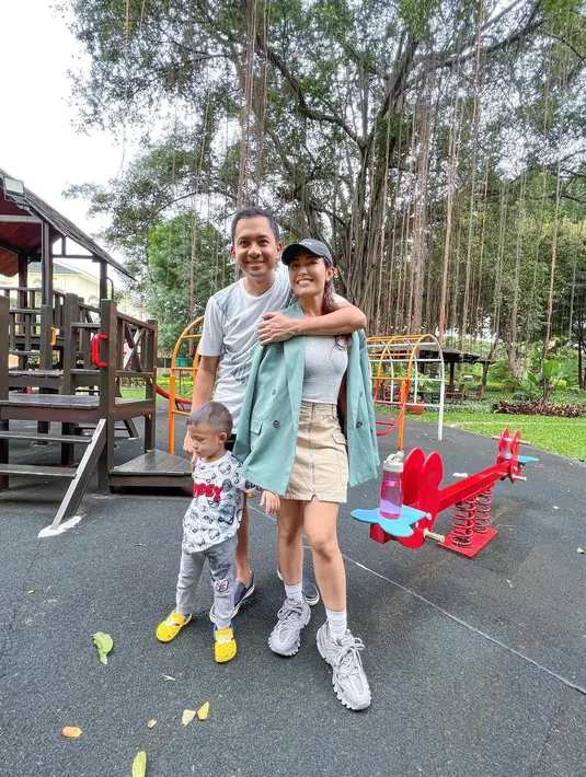 "Kalau suami aku beda lagi. Kan orang Gorontalo, jadi biasa kalau buka harus ada menu Gorontalo gitu," tutup Ayu Dewi. [Instagram/mrsayudewi]