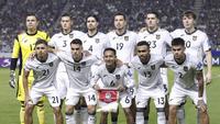 Skuad Timnas Indonesia berfoto jelang pertandingan melawan Jepang pada laga pemungkas Grup C Kualifikasi Piala Dunia 2026 di Panasonic Stadium Suita, Osaka, Selasa (10/6/2025) sore WIB. (Shohei Miyano/Kyodo News via AP)