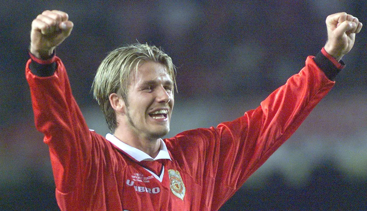 7. David Beckham - Dirinya layak dinobatkan sebagai salah satu pesepak bola dengan tendangan bebas serta umpan silang terbaik di dunia. Kisah fenomenalnya adalah ketika mencetak gol dari tengah lapangan saat MU melawan Wimbledon.