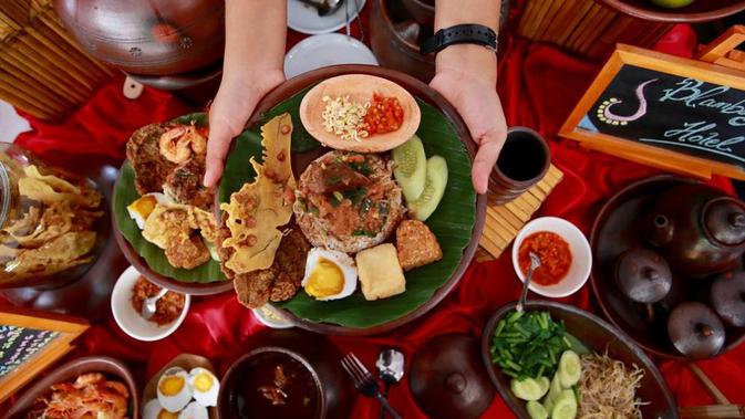 Festival Banyuwangi Kuliner 2019 dinilai sangat berbeda. Kali ini, festival tersebut mengangkat kuliner lokal Pecel Rawon. (Merdeka.com)