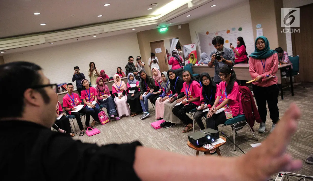 Suasana pelatihan dasar kepemimpinan kepada 21 calon menteri cilik di Jakarta, Senin (9/10). Pelatihan ini membahas isu-isu hak anak dan kesetaraan gender, terutama isu yang berkaitan dengan pencegahan perkawinan usai anak. (Liputan6.com/Faizal Fanani)