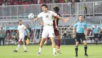 Gelandang Timnas Indonesia, Thom Haye (kiri), berduel melawan pemain Timnas Kamboja pada laga Grup A Piala AFF 2026 di Stadion Pakansari, Bogor, Senin (27-7-2026). (Kapanlagi.com/Budy Santoso)