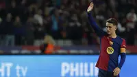Pemain Barcelona, Gavi melambaikan tangan kepada para suporter setelah laga lanjutan Liga Spanyol 2024/2025 melawan Sevilla yang berlangsung di Estadi Olimpic Lluis Companys, Barcelona, Spanyol, Senin (21/10/2024) dini hari WIB.(AP Photo/Joan Monfort)