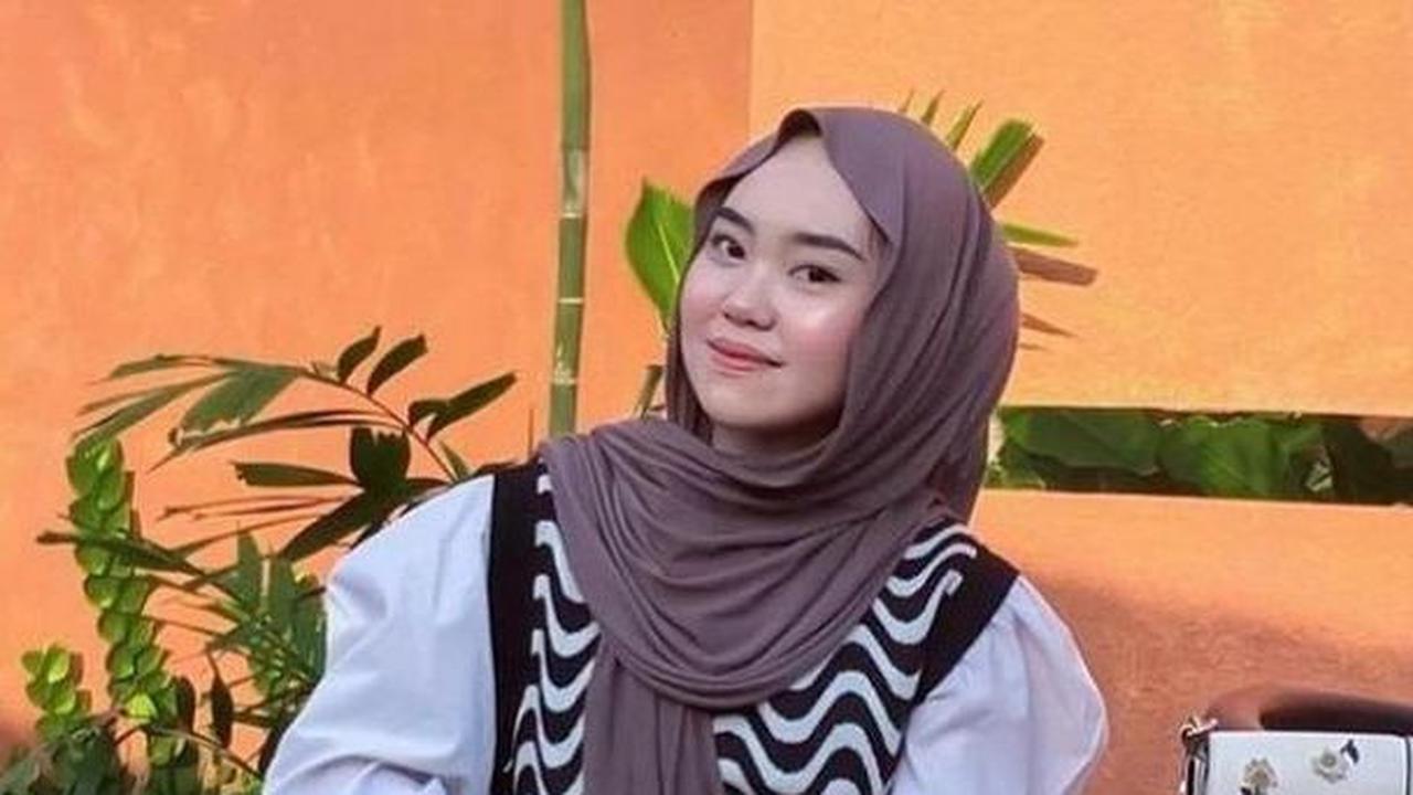 Memadukan Kemeja degan Vest Rajut