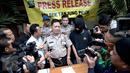 Wakapolsek Tanjung Priok, AKP Suparji (kiri) memberikan keterangan saat rilis pencabulan di Polsek Tanjung Priok, Jakarta, Selasa (7/6/2016). Syaifulloh alias Ipul (22) mencabuli Anak kelas 6 SD Dara 12 tahun. (Liputan6.com/Faizal Fanani)
