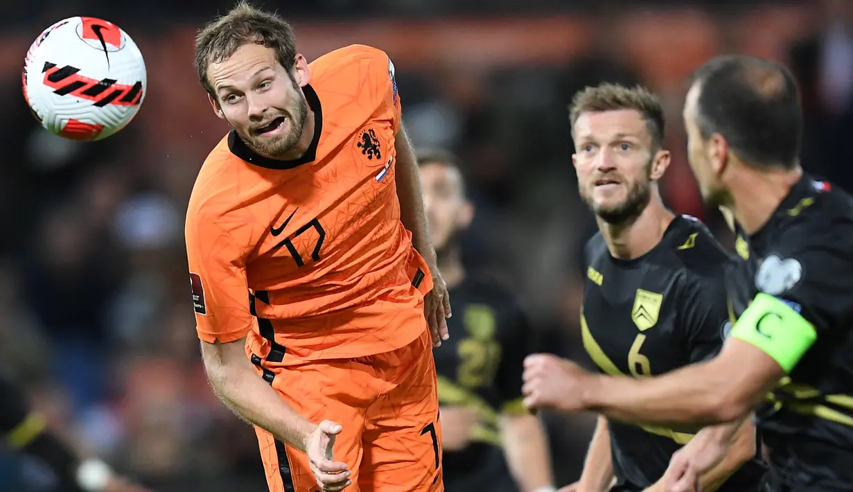 Bek Belanda Daley Blind (kiri) menyundul bola saat menjamu Gibraltar pada laga Kualifikasi Piala Dunia 2022 zona Eropa Grup G di De Kuip, Rotterdam, Selasa (12/10/2021) dini hari WIB. Belanda menghantam Gibraltar 6 gol tanpa balas. (JOHN THYS/AFP)