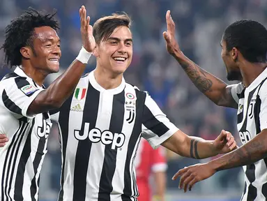 Para pemain Juventus merayakan gol Juan Cuadrado (kiri) saat melawan SPAL 2013 pada lanjutan Serie A di Allianz Stadium, Turin, (25/10/2017). Juventus menang 4-1. (Alessandro Di Marco/ANSA via AP)
