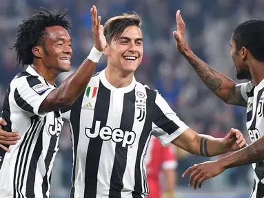 Para pemain Juventus merayakan gol Juan Cuadrado (kiri) saat melawan SPAL 2013 pada lanjutan Serie A di Allianz Stadium, Turin, (25/10/2017). Juventus menang 4-1. (Alessandro Di Marco/ANSA via AP)