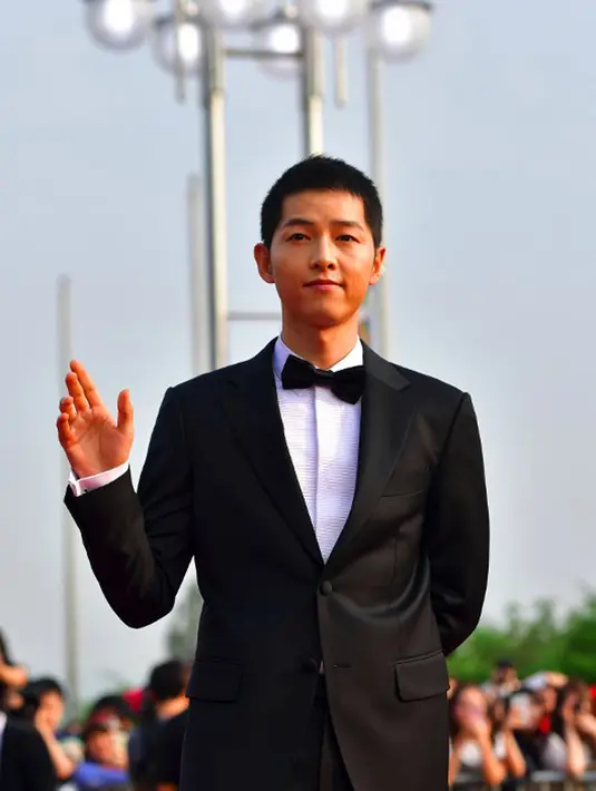 Belum lama ini, Song Joong Ki resmi menikah dengan Song Hye Kyo. Setelah pesta pernikahan digelar, mereka pun berbulan madu ke Eropa. Namun usai semuanya, Song Joong Ki telah dinanti pekerjaan. (AFP/Jung Yeon-JE)