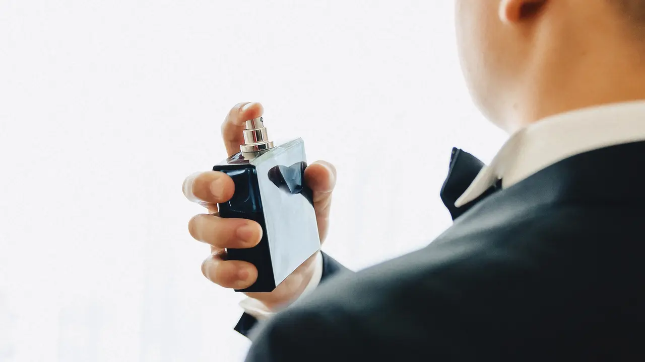 Aplikasi dan spot parfum tahan lama