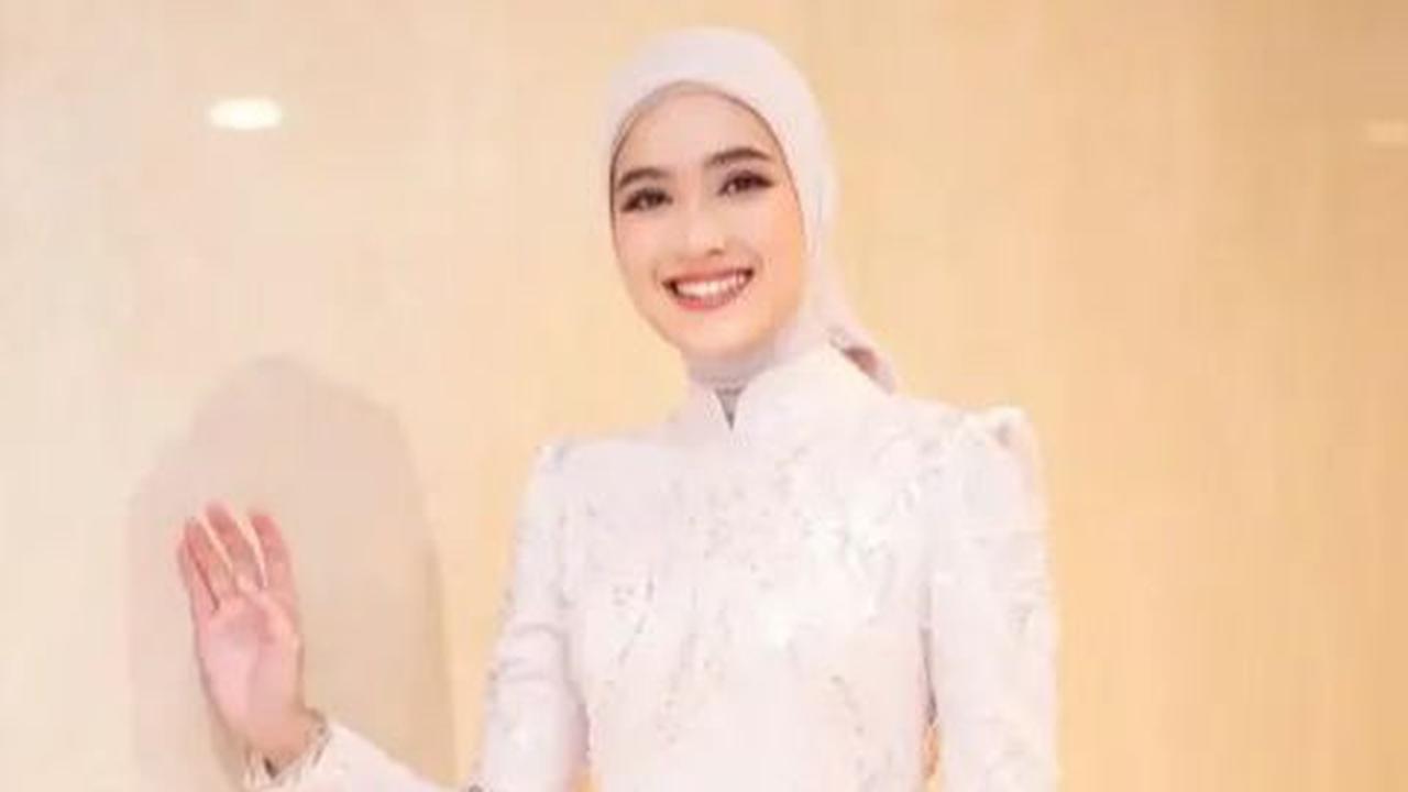 Cut Syifa mempesona dengan mengenakan kebaya modern berwarna baby pink yang dipadukan dengan kain songket berwarna senada dengan bawahan.