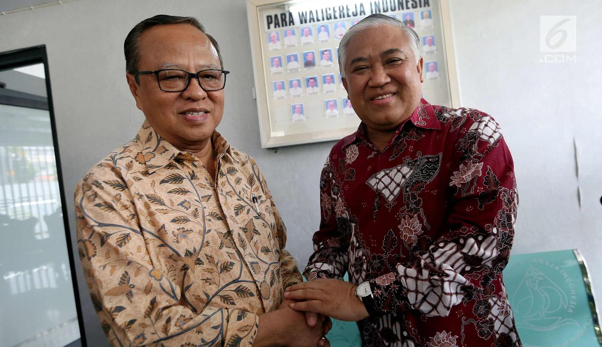 Utusan Khusus Presiden Din Syamsuddin bersalaman dengan Ketua Presidium Konferensi Waligereja Indonesia (KWI) Ignatius Suharyo (kiri) usai melakukan pertemuan di Kantor KWI, Jakarta, Selasa (31/10). (Liputan6.com/Johan Tallo)