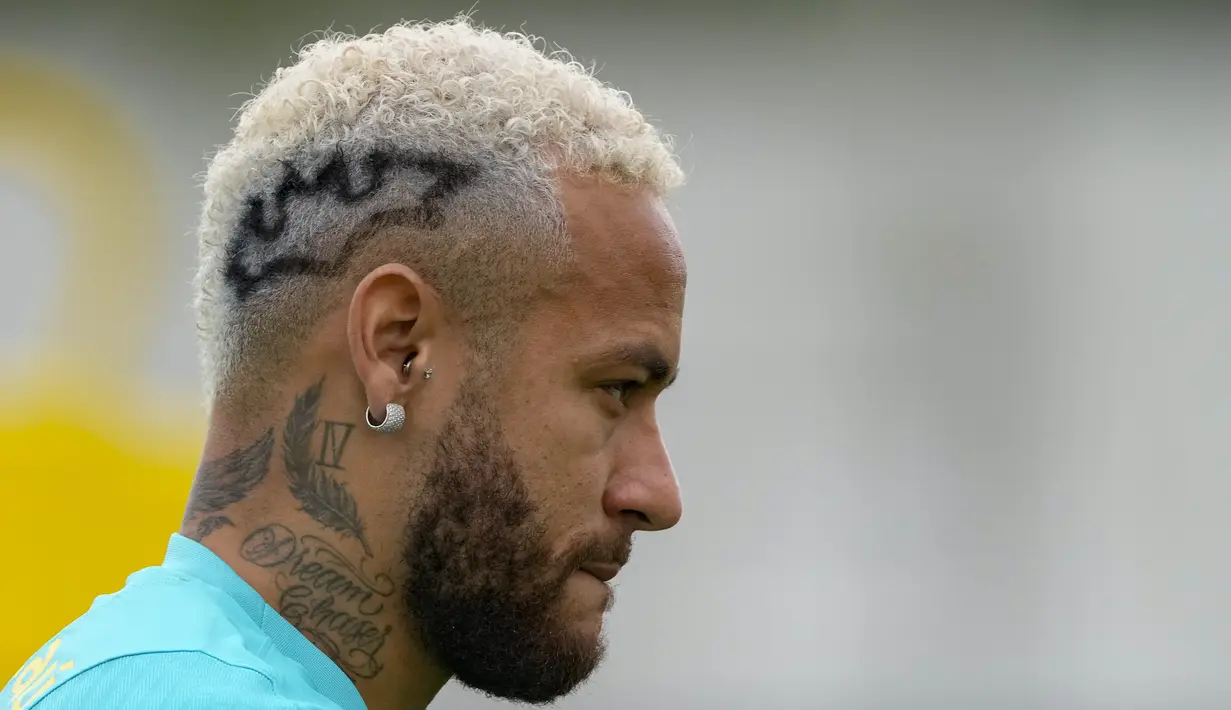 Penyerang Brasil, Neymar menghadiri sesi latihan tim nasional sepak bola di Sao Paulo, Brasil, Rabu (10/11/2021). Brasil akan menghadapi Kolombia dalam pertandingan kualifikasi Piala Dunia FIFA Qatar 2022 di Sao Paulo. (AP Photo/Andre Penner)