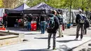 Warga menunggu mendapatkan makanan gratis yang disediakan  perusahaan katering di Berlin, Jerman (16/4/2020). Tingkat infeksi baru COVID-19 di Jerman terus berada di bawah masa puncak saat jumlah kasus terkonfirmasi bertambah 2.866 dalam satu hari menjadi 130.450. (Xinhua/Binh Truong)