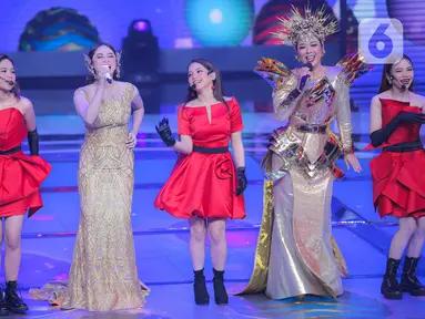 Penampilan Dewi Perssik dan Soimah Pancawati dalam malam puncak Indonesian Dangdut Awards 2021 di Studio 5 Indosiar, Jakarta, Rabu (1/12/2021). Indonesian Dangdut Awards 2021 merupakan ajang bergengsi yang diberikan untuk insan-insan dangdut tanah air. (Liputan6.com/Faizal Fanani)