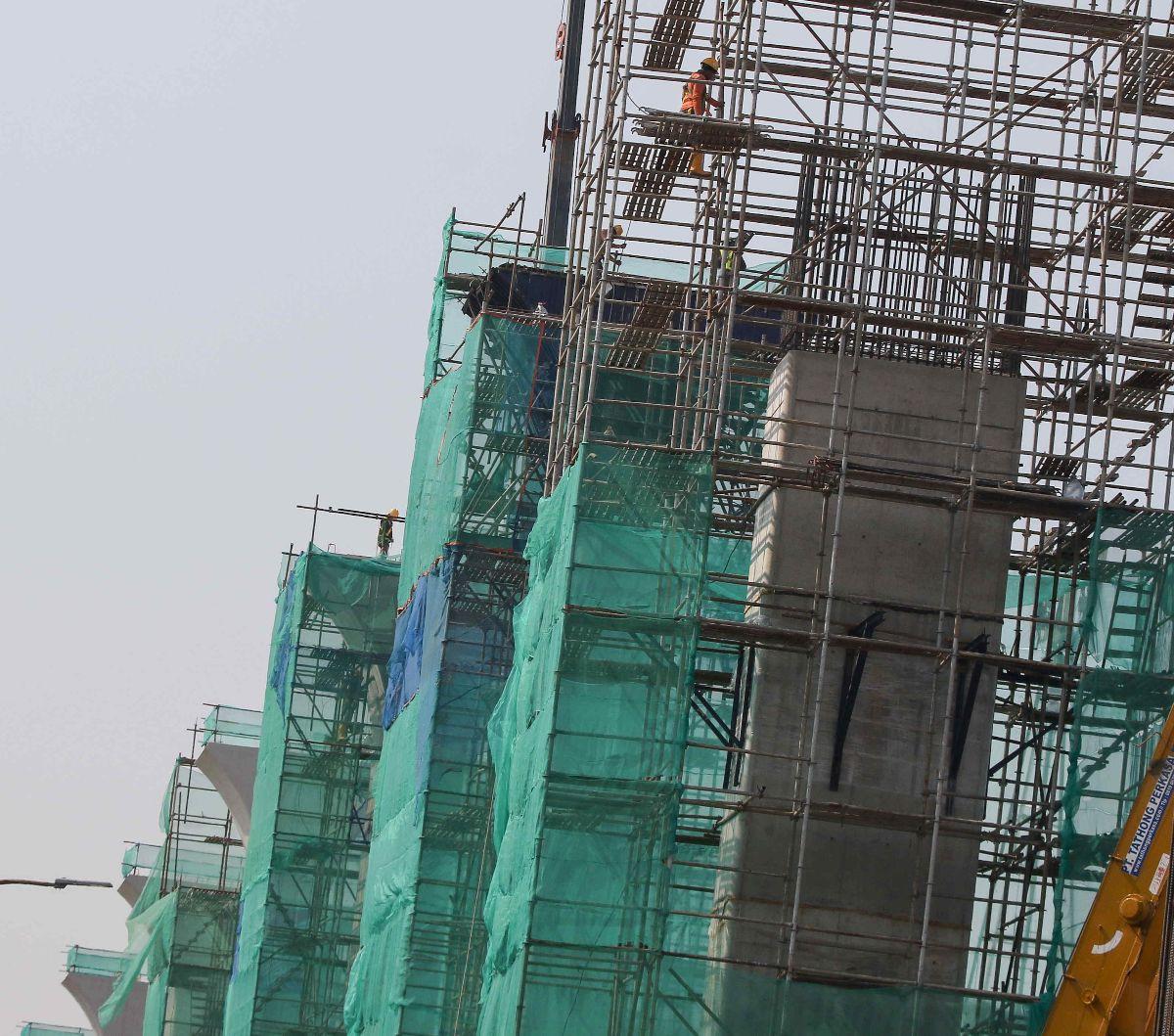 Sejumlah pekerja menyelesaikan pembangunan tiang penyangga selama pengerjaan proyek Lintas Raya Terpadu (LRT) Jakarta di kawasan Manggarai, Jakarta, Selasa (16/7/2024). Perkembangan&nbsp;proyek LRT Jakarta Fase 1B yang membentang antara Stasiun Velodrome Rawa