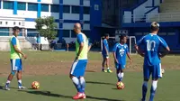 Persib Bandung saat latihan rutin. (Bola.com/Erwin Snaz)