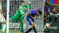 Salah satu sosok pemain yang menonjol pada laga tersebut adalah kiper Galatasaray, Inaki Pena. (AP/Joan Monfort)