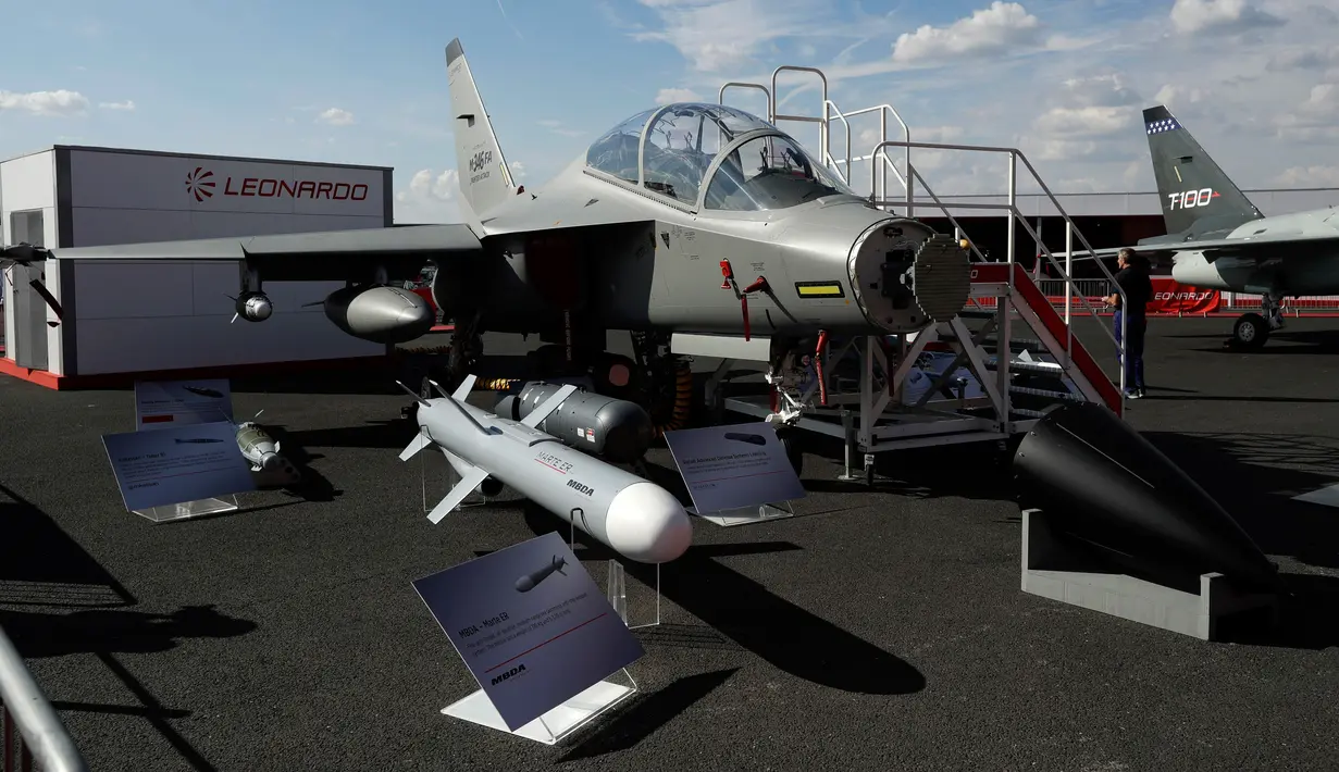 Leonardo M-346FA dari Italia ditampilkan di Farnborough Airshow, London, Inggris, Senin (16/7). (AP Photo/Matt Dunham)