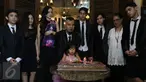 Safeea Ahmad disaksikan Ahmad Dhani dan Mulan Jameela meniup lilin ulang tahunnya yang ke-5 di kediamannya di Pondok Indah, Jakarta, Rabu (24/2). Acara yang diadakan sederhana ini juga digunakan untuk sesi foto keluarga. (Liputan6.com/Herman Zakharia)